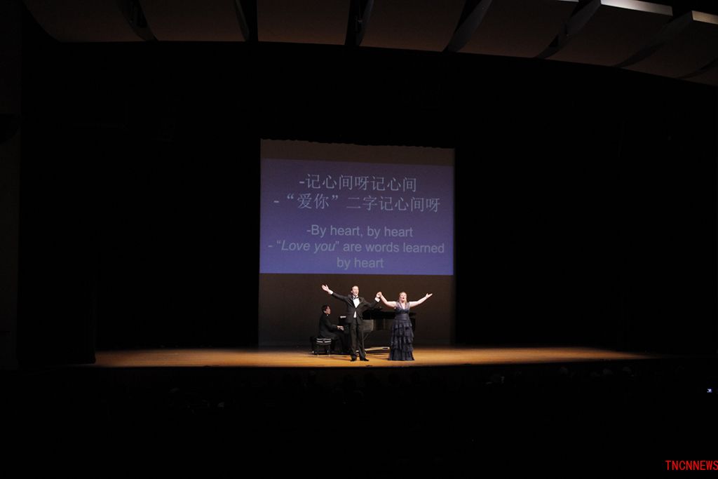 I SING BEIJING剧照之二，演唱《夫妻识字》