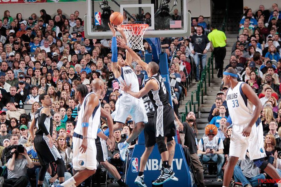 凤凰网体育讯 北京时间1月30日，2011-12赛季NBA常规赛继续进行，达拉斯小牛队艰难赢得德州德比战。杰森-特里替补贡献球队最高的34分，圣安东尼奥马刺队的丹尼-格林在第四节结束时的绝杀被判无效，他在加时赛最后一刻错失绝杀三分，小牛队在主场经过加时赛以101-100险胜马刺队，小牛队拿到两连胜，马刺队遭遇两连败。
