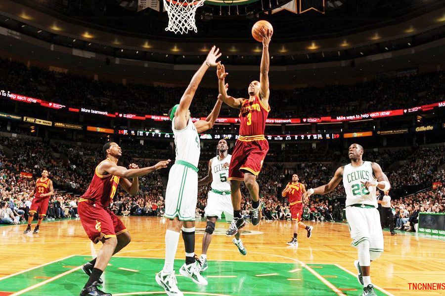 凤凰网体育讯 北京时间1月30日，2011-12赛季NBA常规赛继续进行，波士顿凯尔特人87-88负于克里夫兰骑士队，绿衫军四连胜被终结而骑士队避免了两连败，状元郎欧文最后2秒钟投中准绝杀。
